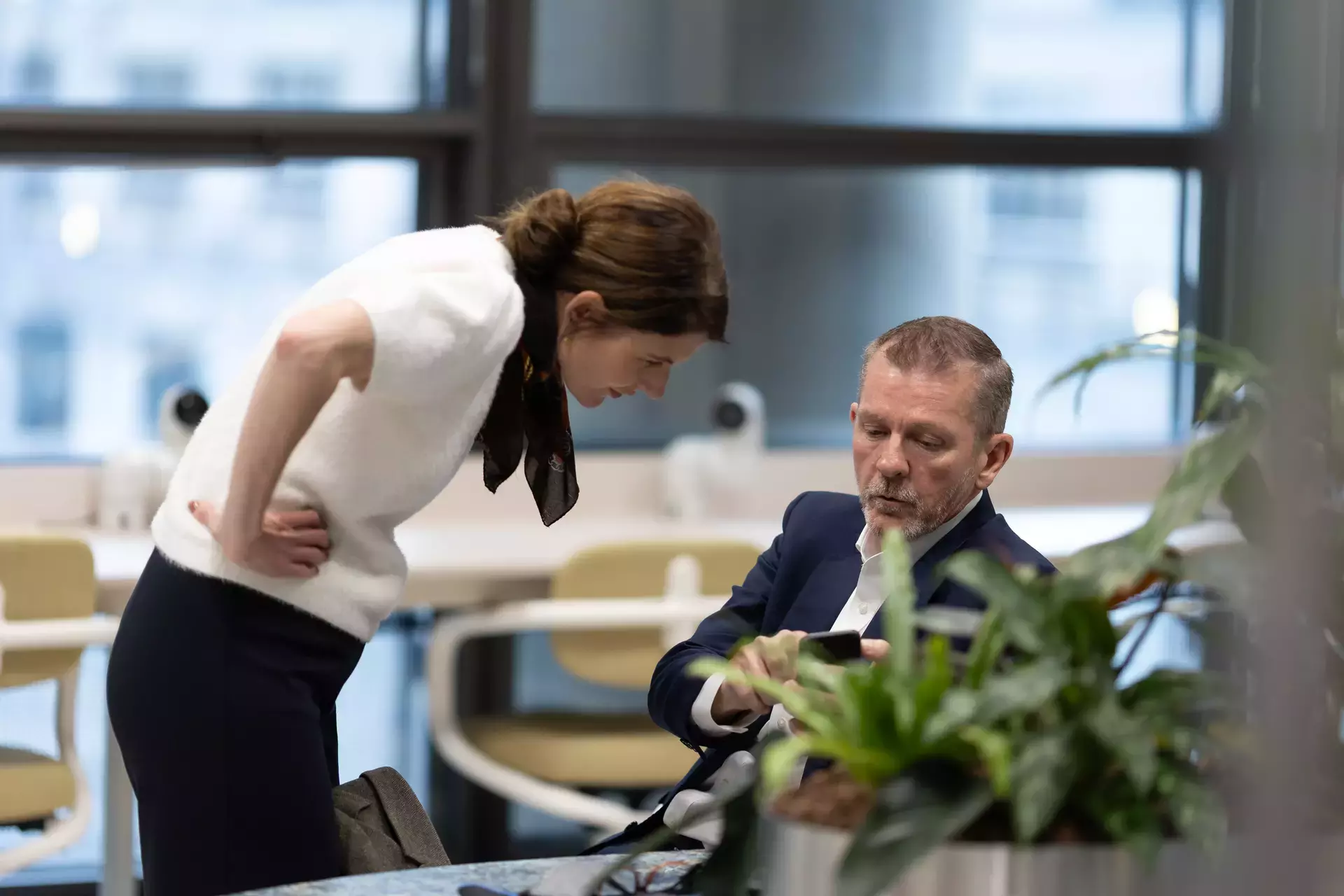 people_2_people_looking_at_phone