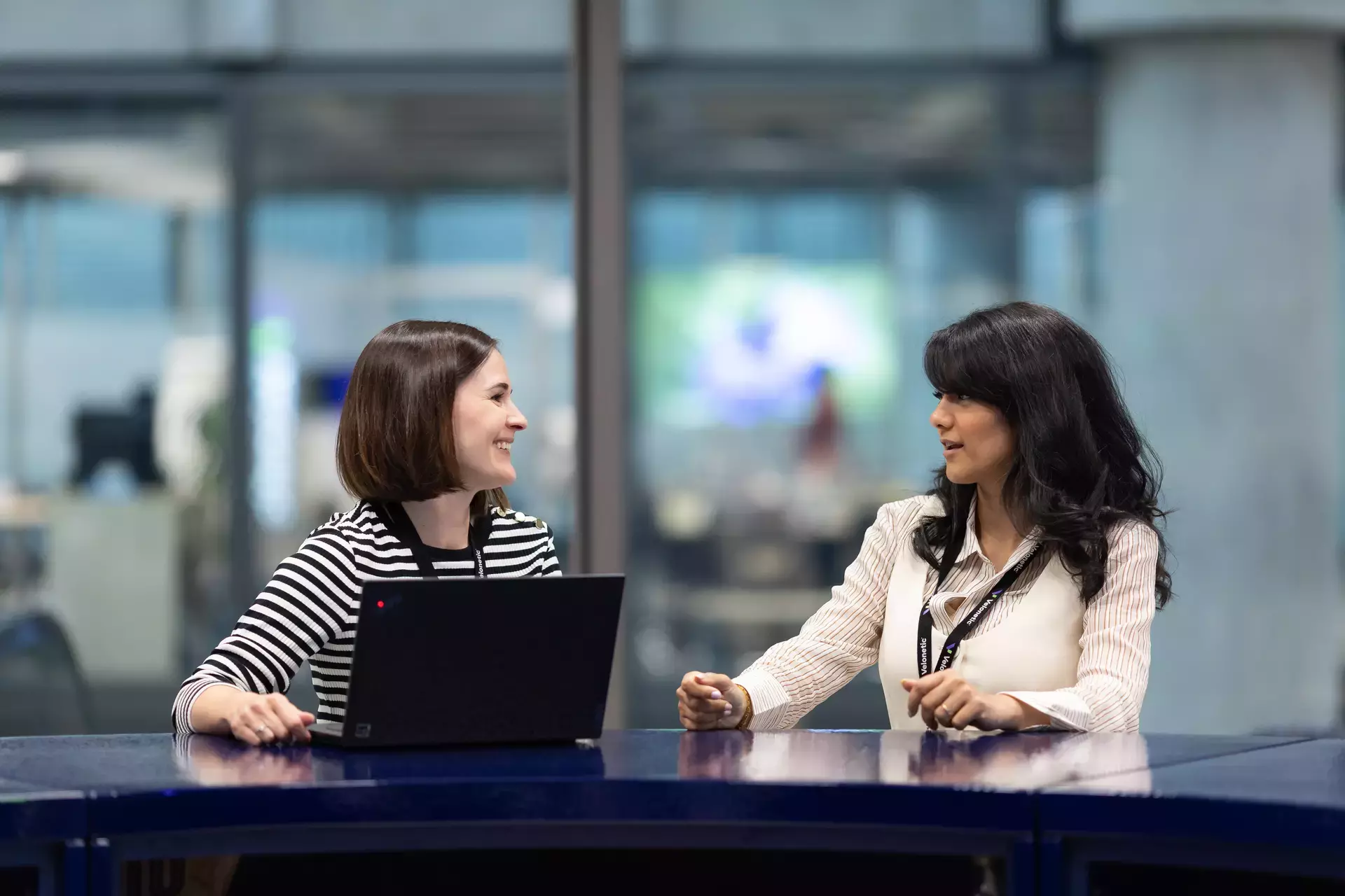 people_colleagues_talking_at_coffee_area